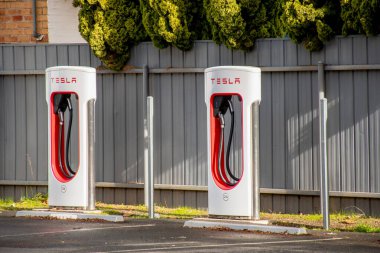 Euroa, Avustralya - 2023-07-08 Tesla Superchargers elektrikli araba şarj istasyonu. Çevre dostu yenilikçi özellik.