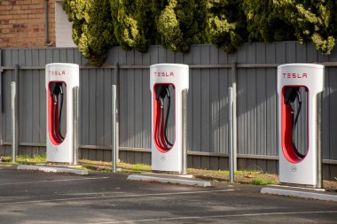 Euroa, Avustralya - 2023-07-08 Tesla Superchargers elektrikli araba şarj istasyonu. Çevre dostu yenilikçi özellik.