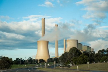 Loy Yang Elektrik Santrali dış görünüş. Victoria, Avustralya 'daki Traralgon şehrinin eteklerinde bulunan kahverengi kömürle çalışan bir termik enerji santrali..