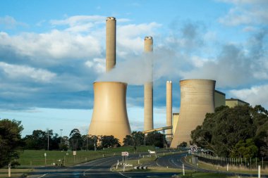 Loy Yang Elektrik Santrali dış görünüş. Victoria, Avustralya 'daki Traralgon şehrinin eteklerinde bulunan kahverengi kömürle çalışan bir termik enerji santrali..