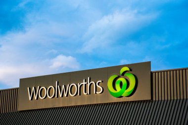 Traralgon, Avustralya 2023-07-06. Avustralya 'da bir çatıda Woolworths süpermarket logosunun dış görünümü
