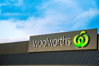 Traralgon, Avustralya 2023-07-06. Avustralya 'da bir çatıda Woolworths süpermarket logosunun dış görünümü