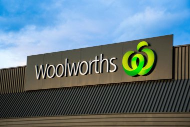 Traralgon, Avustralya 2023-07-06. Avustralya 'da bir çatıda Woolworths süpermarket logosunun dış görünümü