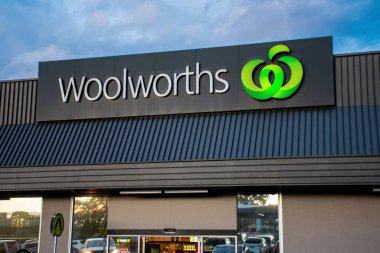 Traralgon, Avustralya 2023-07-06. Avustralya 'daki Woolworths süpermarketinin dış görünüşü.