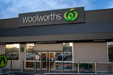 Traralgon, Avustralya 2023-07-06. Avustralya 'daki Woolworths süpermarketinin dış görünüşü.