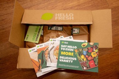 Sydney, Avustralya 2025-04-19 HelloFresh karton kutu ve yemek takımı. Abonelik yemek dağıtım servisi.