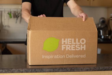 Sydney, Avustralya 2025-04-19 HelloFresh kutusunun içinde mutfak tezgahına yerleştirilmiş yemek kitleri var. Abonelik teslimat servisi.