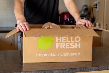 Sydney, Avustralya 2025-04-19 HelloFresh kutusunun içinde mutfak tezgahına yerleştirilmiş yemek kitleri var. Abonelik teslimat servisi.