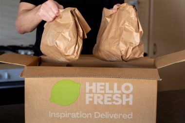 Sydney, Avustralya 2025-04-19 HelloFresh kutusunun içinde mutfak tezgahına yerleştirilmiş yemek kitleri var. Abonelik teslimat servisi.