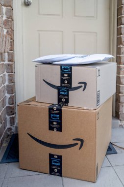 Sydney, Avustralya - 2022-07-22 Amazon ana kutuları ve zarfları bir apartmanın ön kapısına teslim edildi. Kara Cuma Siber Pazartesi Noel Satışı Günü. Amazon Flex teslimatı