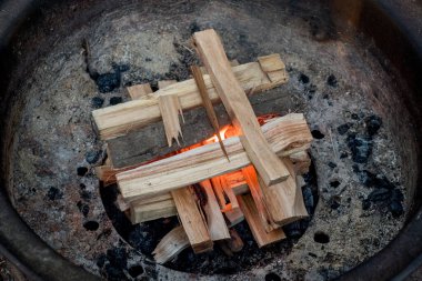 Yakacak odun ateşiyle bir kamp ateşi yakmak. Kamp yaşam tarzı.