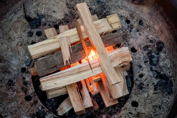 Yakacak odun ateşiyle bir kamp ateşi yakmak. Kamp yaşam tarzı.