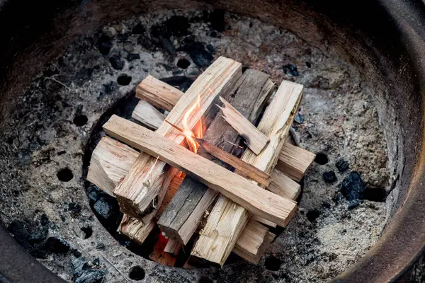 Yakacak odun ateşiyle bir kamp ateşi yakmak. Kamp yaşam tarzı.