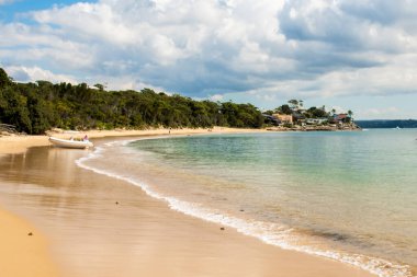 Güzel boş kumsal ve okyanus dalgaları. Jibbon Sahili ve Bundeena manzaralı, Royal National Park, New South Wales, Avustralya