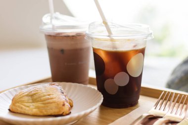 Rahatlatıcı bir kafede kahve ve hamur ekmeğiyle kahvaltı.