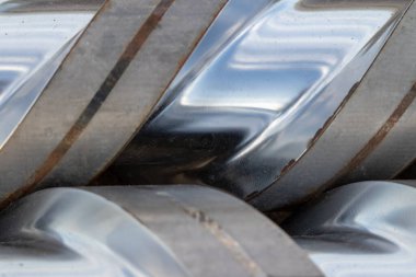 Üst düzey yakın çekim enjeksiyon makinesi yedek parça enjeksiyon makinesini vidalıyor. Yüksek kalite fotoğraf