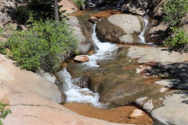 Helen Hunt Şelaleleri Colorado Yürüyüşü şelalelerden geçiyor. Yüksek kalite fotoğraf