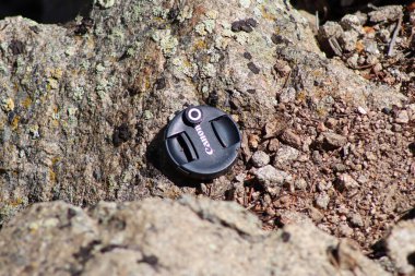 Canon Lens kapağı dağın yamacında kayboldu. Yüksek kalite fotoğraf