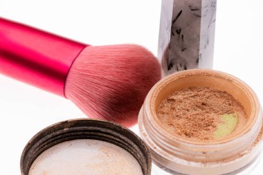 Doğal Makyaj Gücü Pembe fırça ve kristalleri. Yüksek kalite fotoğraf