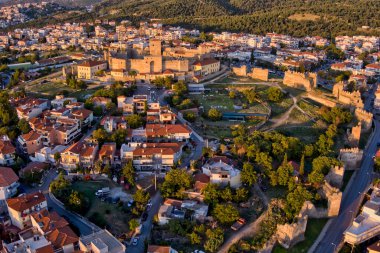 Eski Bizans şatosunun ve ünlü Selanik veya Selanik kentinin günbatımında hava aracı görüntüsü, Kuzey Yunanistan