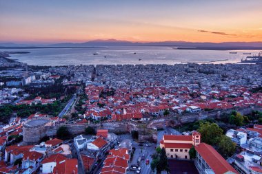 Eski Bizans şatosunun ve ünlü Selanik veya Selanik kentinin günbatımında hava aracı görüntüsü, Kuzey Yunanistan