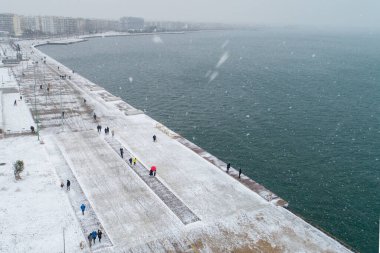 Kar yağışı sırasında Selanik şehrinin hava görüntüsü