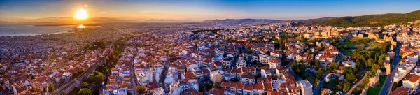 在日落时俯瞰拜占庭古堡和希腊北部著名城市塞萨洛尼基或萨洛尼卡 — 图库照片