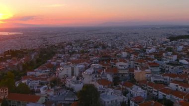 Eski Bizans şatosunun ve ünlü Selanik veya Selanik kentinin günbatımında hava aracı görüntüsü, Kuzey Yunanistan