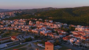 Eski Bizans şatosunun ve ünlü Selanik veya Selanik kentinin günbatımında hava aracı görüntüsü, Kuzey Yunanistan