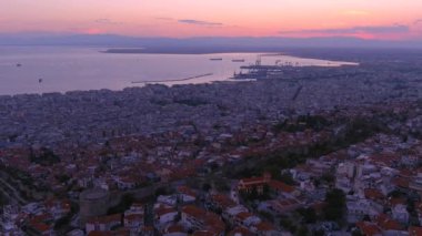 Eski Bizans şatosunun ve ünlü Selanik veya Selanik kentinin günbatımında hava aracı görüntüsü, Kuzey Yunanistan