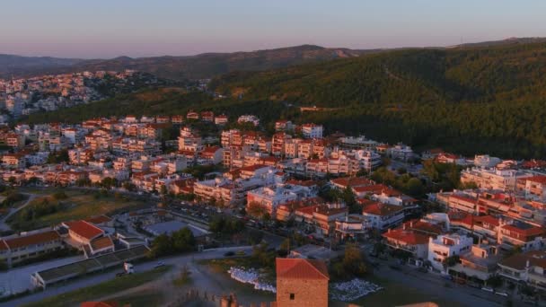 古代ビザンチン時代の城と ギリシャ北部の日没時にテッサロニキまたはサロニカの有名な都市の空中ドローンビュー — ストック動画