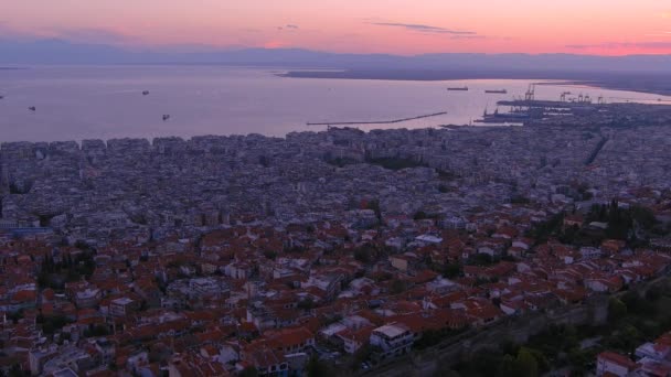 古代ビザンチン時代の城と ギリシャ北部の日没時にテッサロニキまたはサロニカの有名な都市の空中ドローンビュー — ストック動画
