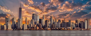 Günbatımında New York şehrinin gökdeleni ve gökdeleninin muhteşem panoramik manzarası. Manhattan 'ın güzel manzarası.