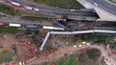 Tempi Vadisi, Yunanistan - 2 Mart 2023: Tempi Vadisi, Yunanistan - 1 Mart 2023: Tempi Vadisi 'nde iki trenin çarpışmasıyla Yunanistan' ın kuzeyinde trajik bir kaza meydana geldi. Kurtarma ekipleri enkazda hayatta kalanları arıyor.