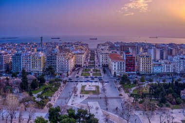 Yunanistan 'ın Selanik kentindeki ünlü Aristo Meydanı' nın hava manzarası. Meydan, turistler ve yerli halk için popüler bir yerdir ve pek çok içecek ve kafesi vardır.