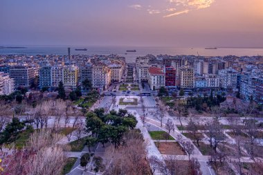 Yunanistan 'ın Selanik kentindeki ünlü Aristo Meydanı' nın hava manzarası. Meydan, turistler ve yerli halk için popüler bir yerdir ve pek çok içecek ve kafesi vardır.