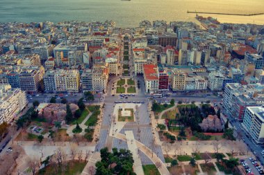 Yunanistan 'ın Selanik kentindeki ünlü Aristo Meydanı' nın hava manzarası. Meydan, turistler ve yerli halk için popüler bir yerdir ve pek çok içecek ve kafesi vardır.