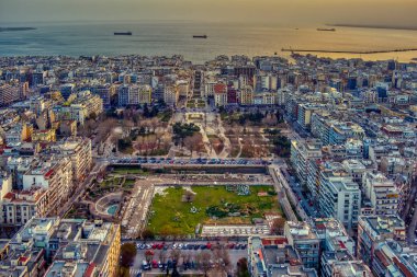 Selanik 'teki Roma Forumu (Antik Agora) ve Yunanistan' ın Selanik kentindeki ünlü Aristo Meydanı 'nın havadan görünüşü. Meydan, turistler ve yerli halk için popüler bir yerdir ve pek çok içecek ve kafesi vardır.