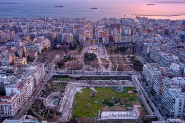 Selanik 'teki Roma Forumu (Antik Agora) ve Yunanistan' ın Selanik kentindeki ünlü Aristo Meydanı 'nın havadan görünüşü. Meydan, turistler ve yerli halk için popüler bir yerdir ve pek çok içecek ve kafesi vardır.