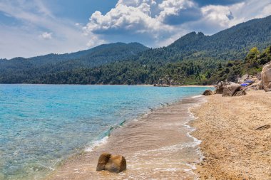 Vourvourou yakınlarındaki güzel Fava kumsal sahili, Yunan yarımadası Sithonia, Chalkidiki (Halkidiki), Yunanistan, Avrupa. Ege Akdeniz 'de yaz tatili. Benzersiz doğal kaya oluşumları