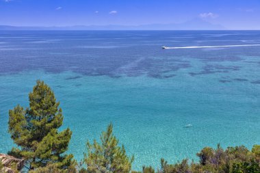 Vourvourou, Yunan yarımadası Sithonia, Chalkidiki (Halkidiki), Yunanistan, Avrupa yakınlarındaki güzel Fava kumsalı yakınlarındaki Ege Denizi 'nde yüksek hızlı tekne. Yaz tatili 