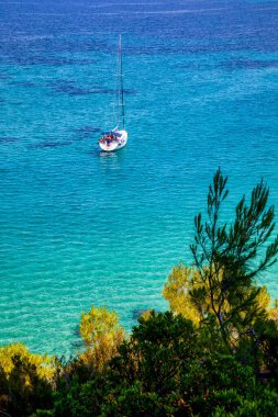 Vourvourou, Yunan yarımadası Sithonia, Chalkidiki (Halkidiki), Yunanistan, Avrupa yakınlarındaki güzel Fava kumsalı yakınlarındaki Ege Denizi 'nde yelkenli gemi. Yaz tatili 