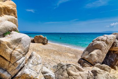 Vourvourou yakınlarındaki güzel Fava kumsal sahili, Yunan yarımadası Sithonia, Chalkidiki (Halkidiki), Yunanistan, Avrupa. Ege Akdeniz 'de yaz tatili. Benzersiz doğal kaya oluşumları