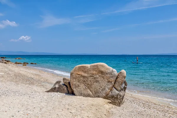 俯瞰美丽的法瓦沙滩 靠近希腊锡托尼亚半岛的武保罗鲁 恰尔基迪基 Halkidiki 在爱琴海地中海度过暑假 独特的天然岩层 — 图库照片