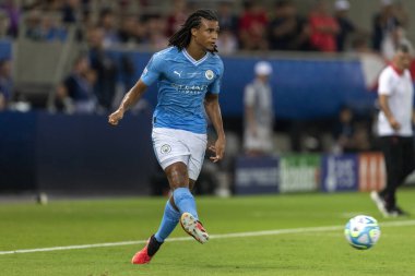 Atina, Yunanistan - 16 Ağustos 2023: Manchester City 'li Nathan Ake' nin oyuncusu, Manchester City ile Sevilla arasında oynanan UEFA Süper Kupa Finali sırasında, Pire 'nin Stadyumu Karaiskakis kentinde maç yapıyor