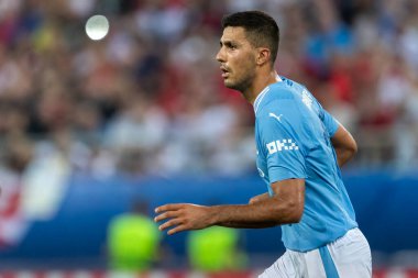 Atina, Yunanistan - 16 Ağustos 2023: Manchester City Rodrigo 'nun oyuncusu, Manchester City ile Sevilla arasında oynanan UEFA Süper Kupa Finali sırasında, Pire' nin Stadyumu Karaiskakis kentinde maç yapıyor