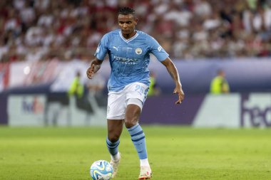 Atina, Yunanistan - 16 Ağustos 2023: Manchester City Manuel Akanji 'nin oyuncusu Manchester City ile Sevilla arasında oynanan UEFA Süper Kupa Finali sırasında, Pire' nin Stadyumu Karaiskakis kentinde maç yapıyor