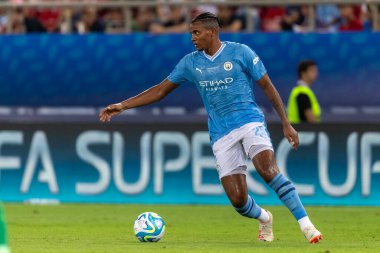Atina, Yunanistan - 16 Ağustos 2023: Manchester City Manuel Akanji 'nin oyuncusu Manchester City ile Sevilla arasında oynanan UEFA Süper Kupa Finali sırasında, Pire' nin Stadyumu Karaiskakis kentinde maç yapıyor