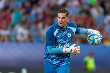 Atina, Yunanistan - 16 Ağustos 2023: Manchester City Ederson oyuncusu UEFA Süper Kupa Finali 'nde Manchester City ile Sevilla arasında oynanan Stadyum Karaiskakis, Pire' de maç yapıyor