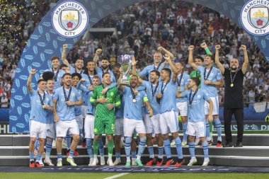 Atina, Yunanistan - 16 Ağustos 2023: Manchester City, Piraeus 'taki Stadio Karaiskakis' te oynanan Süper Kupa final maçında Sevilla FC 'yi mağlup ettikten sonra kupayla kutlama yaptı